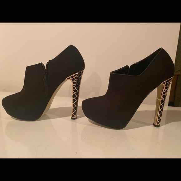 Selling black high heels w a gold patterned heel - Picture 2 of 3